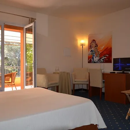 Le Rocher Hotel Villecroze